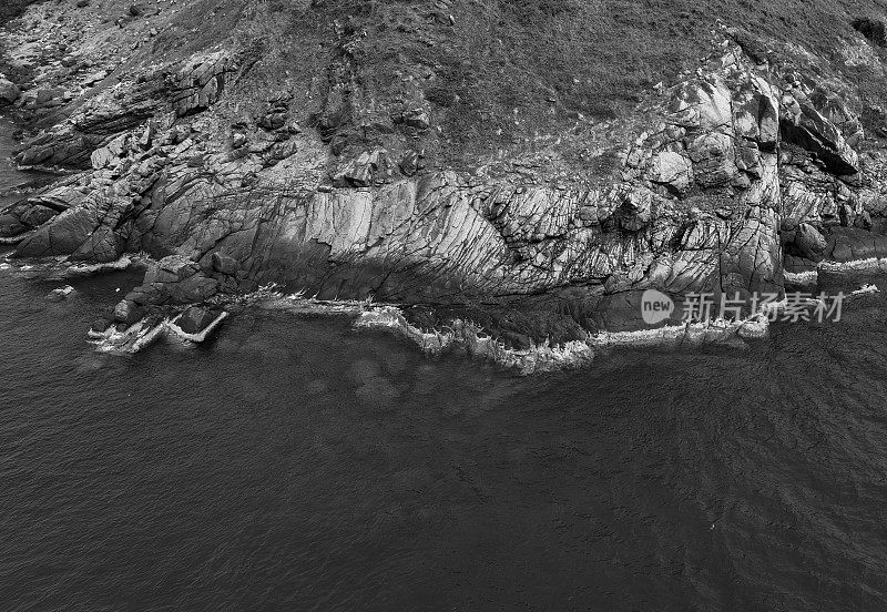 空中拍摄的蓝色海岸上的岩石海滩，海浪的声音，Con Dao, Con Son岛，Ba Ria Vung Tau省